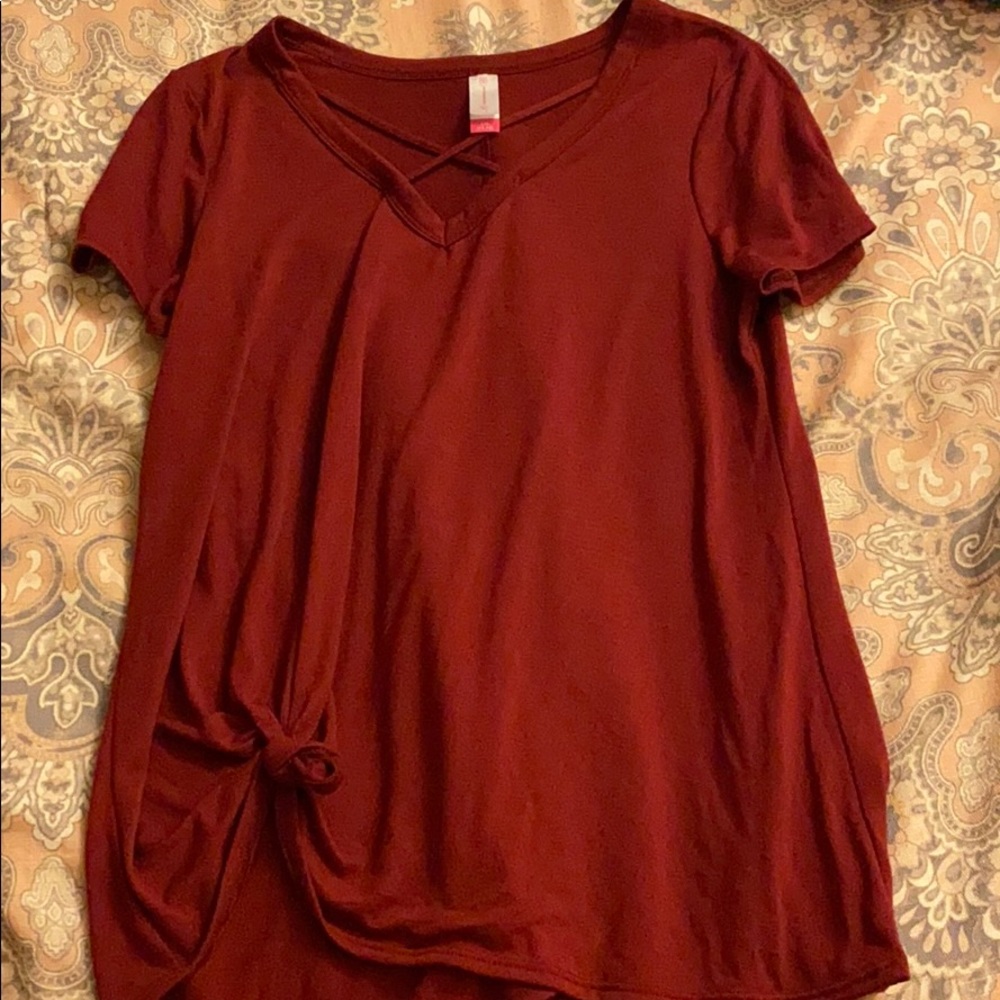 Red Cross neck V-neck T-shirt